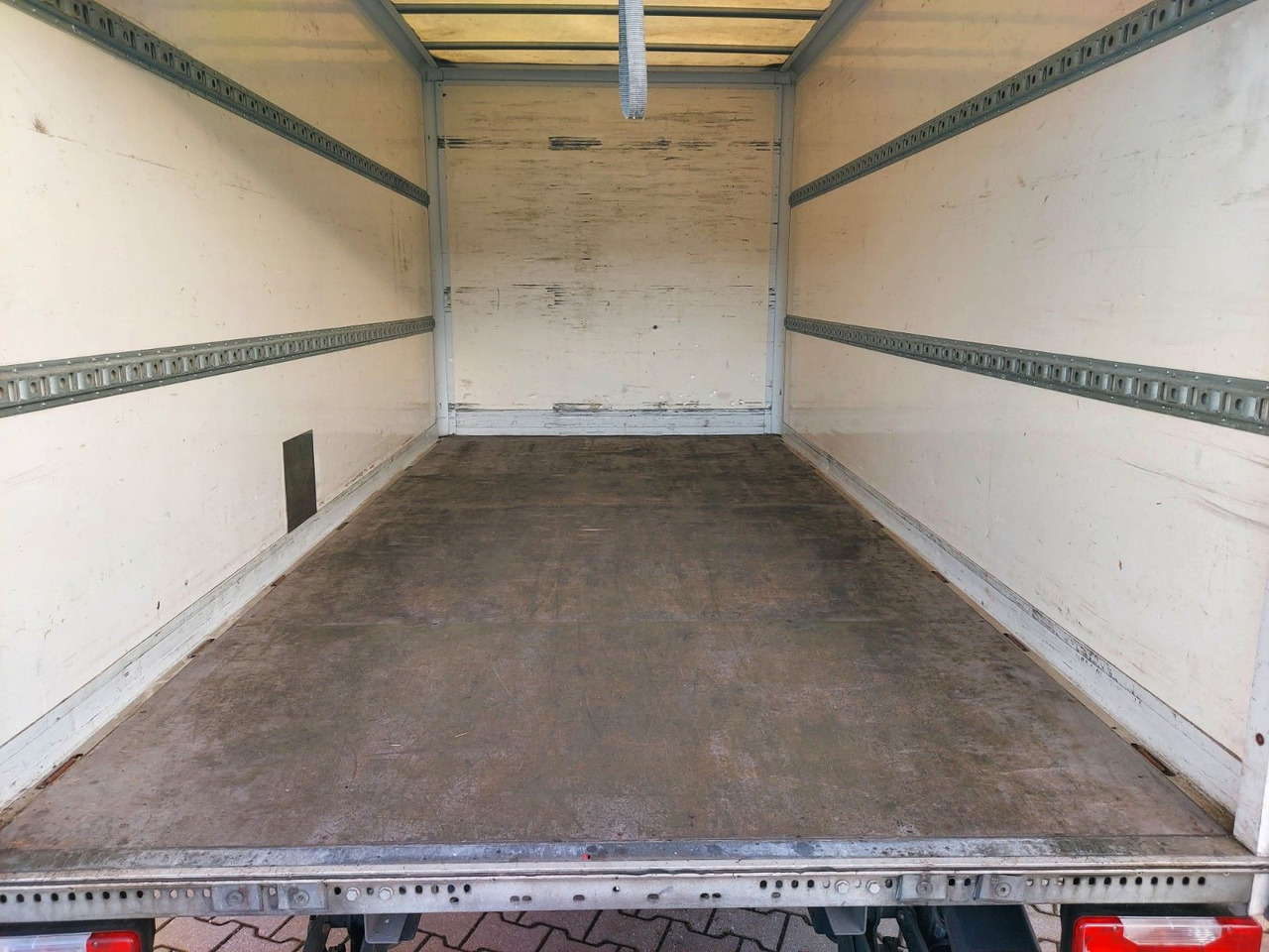 Iveco Daily 35s16 KOFFER LBW KLIMA - Dostavno vozilo z zabojnikom: slika 4 Iveco Daily 35s16 KOFFER LBW KLIMA - Dostavno vozilo z zabojnikom: slika 4