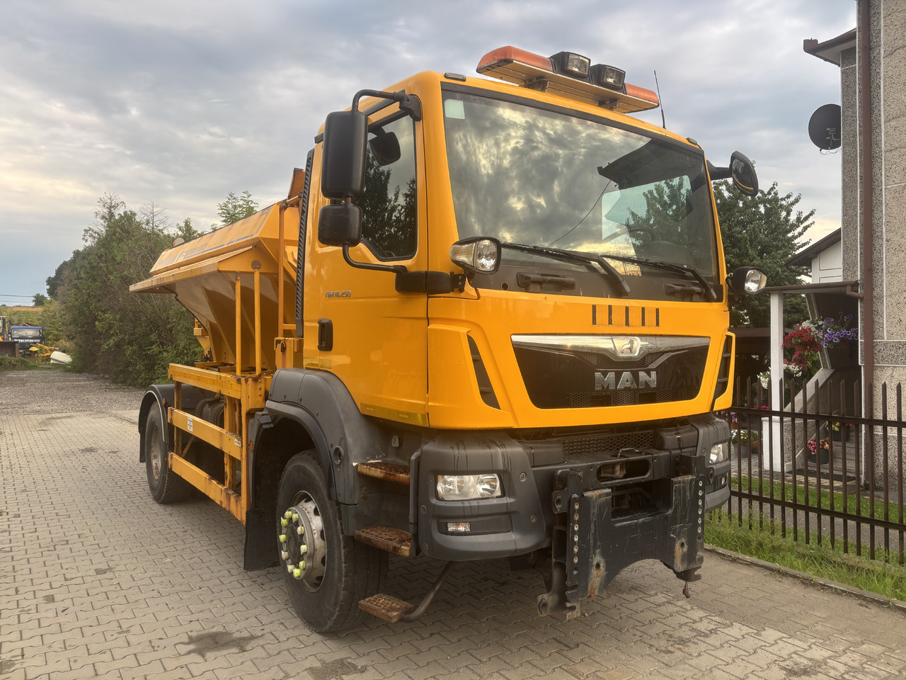 MAN TGM 18.250 4X4BB GRITTER/SPREADER/PLOUGH - Vozilo za zimsko službo: slika 4 MAN TGM 18.250 4X4BB GRITTER/SPREADER/PLOUGH - Vozilo za zimsko službo: slika 4