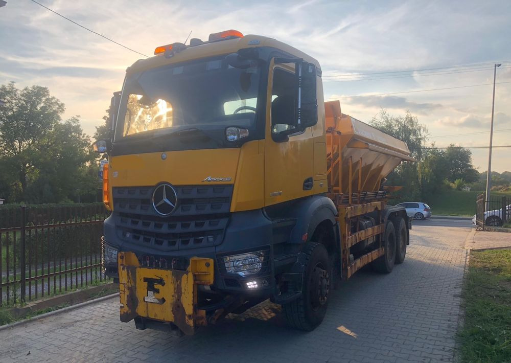 Vozilo za zimsko službo Mercedes-Benz Arocs 3333 6x6 piaskarka solarka econ pług schmidt: slika 18