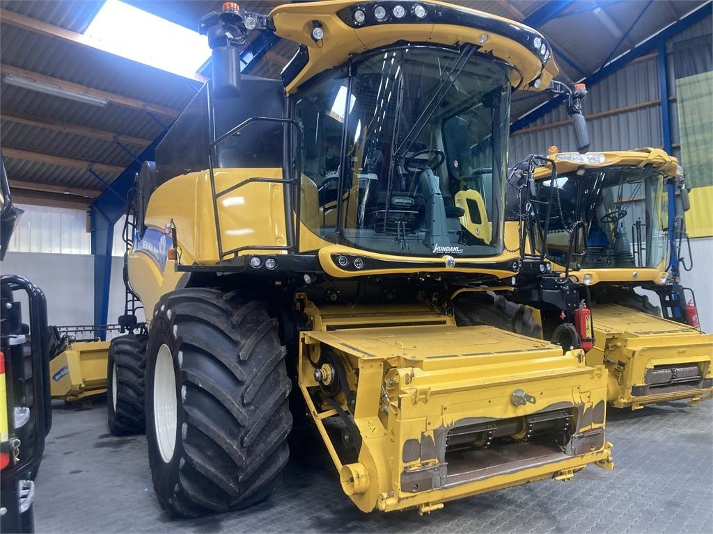 New Holland CR.9.90 SLH - Kombajn harvester: slika 2 New Holland CR.9.90 SLH - Kombajn harvester: slika 2