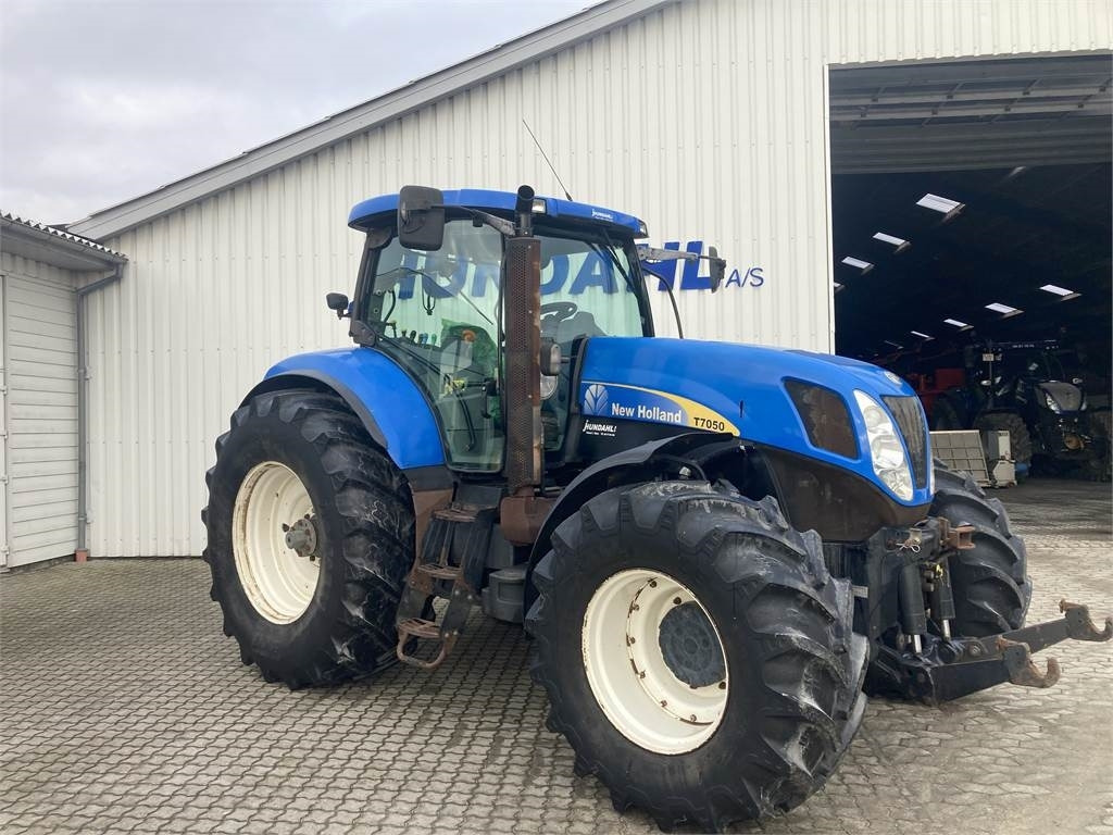 New Holland T7050 - Traktor: slika 1 New Holland T7050 - Traktor: slika 1