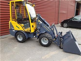 Eurotrac W11 med lang arm, førerhus, skovl og gafler - Zgibni nakladalnik: slika 1 Eurotrac W11 med lang arm, førerhus, skovl og gafler - Zgibni nakladalnik: slika 1