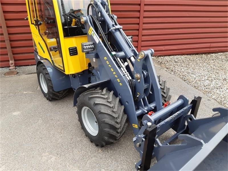 Eurotrac W11 med lang arm, førerhus, skovl og gafler - Zgibni nakladalnik: slika 2 Eurotrac W11 med lang arm, førerhus, skovl og gafler - Zgibni nakladalnik: slika 2