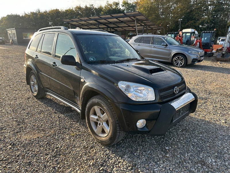 Toyota RAV4 2.0D 4x4 - Furgon: slika 2 Toyota RAV4 2.0D 4x4 - Furgon: slika 2