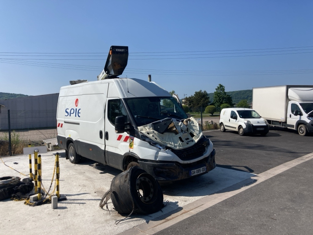IVECO DAILY FOURGON 50C18 - Dvižna ploščad montirana na tovornjak: slika 1 IVECO DAILY FOURGON 50C18 - Dvižna ploščad montirana na tovornjak: slika 1