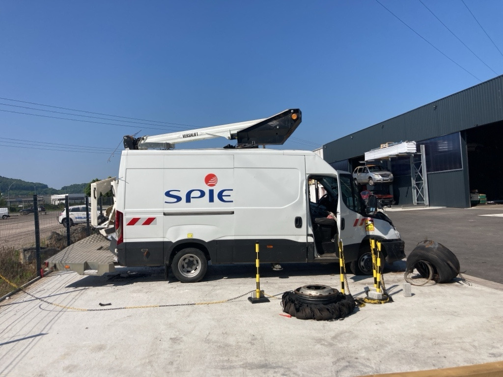 IVECO DAILY FOURGON 50C18 - Dvižna ploščad montirana na tovornjak: slika 2 IVECO DAILY FOURGON 50C18 - Dvižna ploščad montirana na tovornjak: slika 2