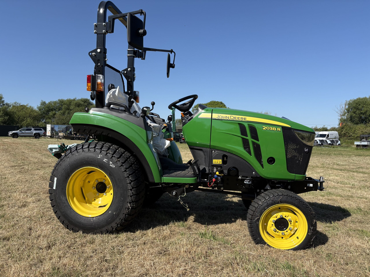 John Deere 2038R Compact Tractor - Mini traktor: slika 2 John Deere 2038R Compact Tractor - Mini traktor: slika 2