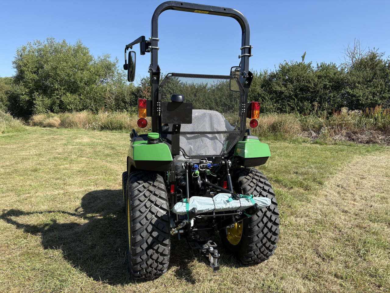 John Deere 2038R Compact Tractor - Mini traktor: slika 3 John Deere 2038R Compact Tractor - Mini traktor: slika 3