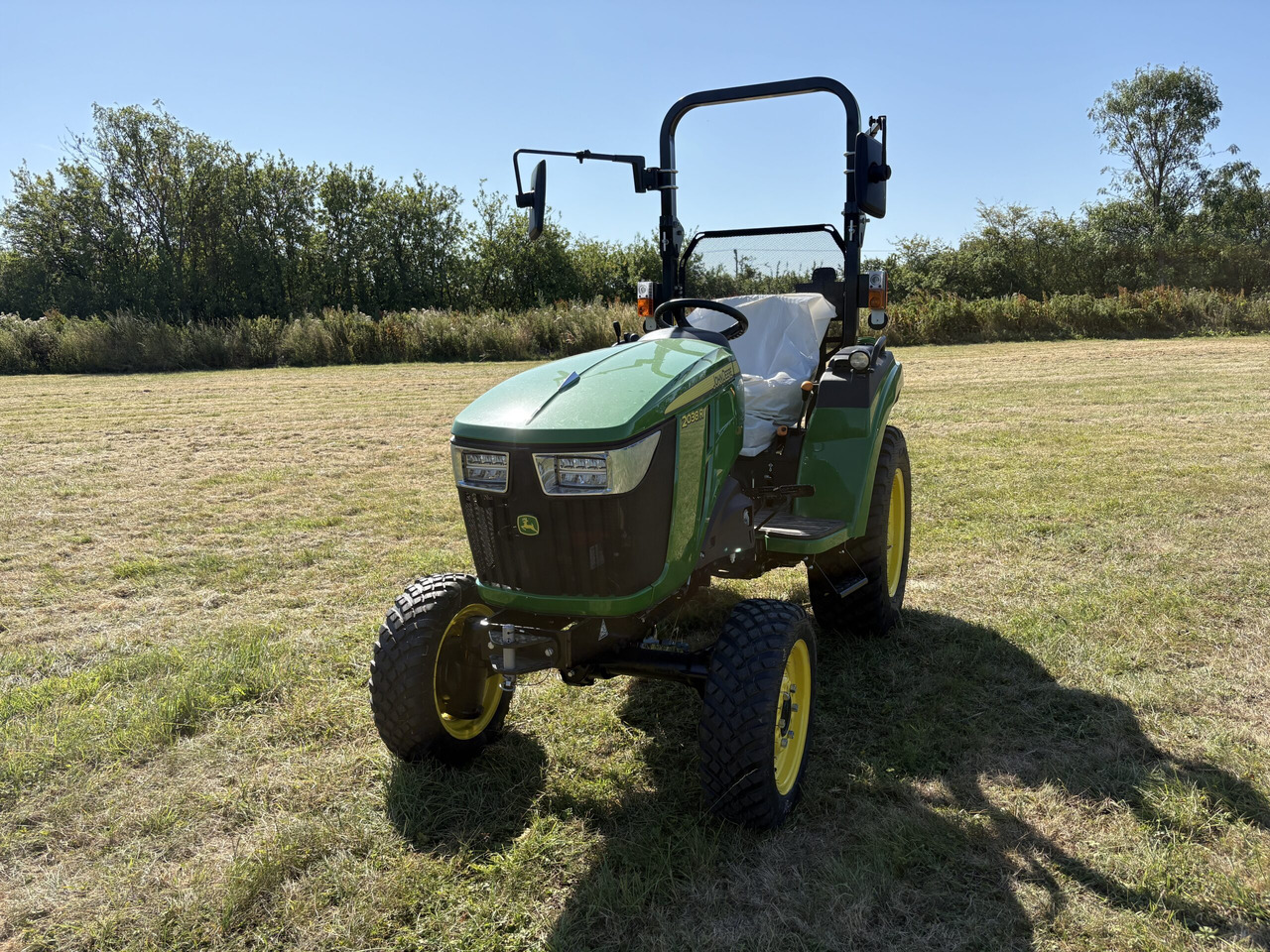 John Deere 2038R Compact Tractor - Mini traktor: slika 2 John Deere 2038R Compact Tractor - Mini traktor: slika 2