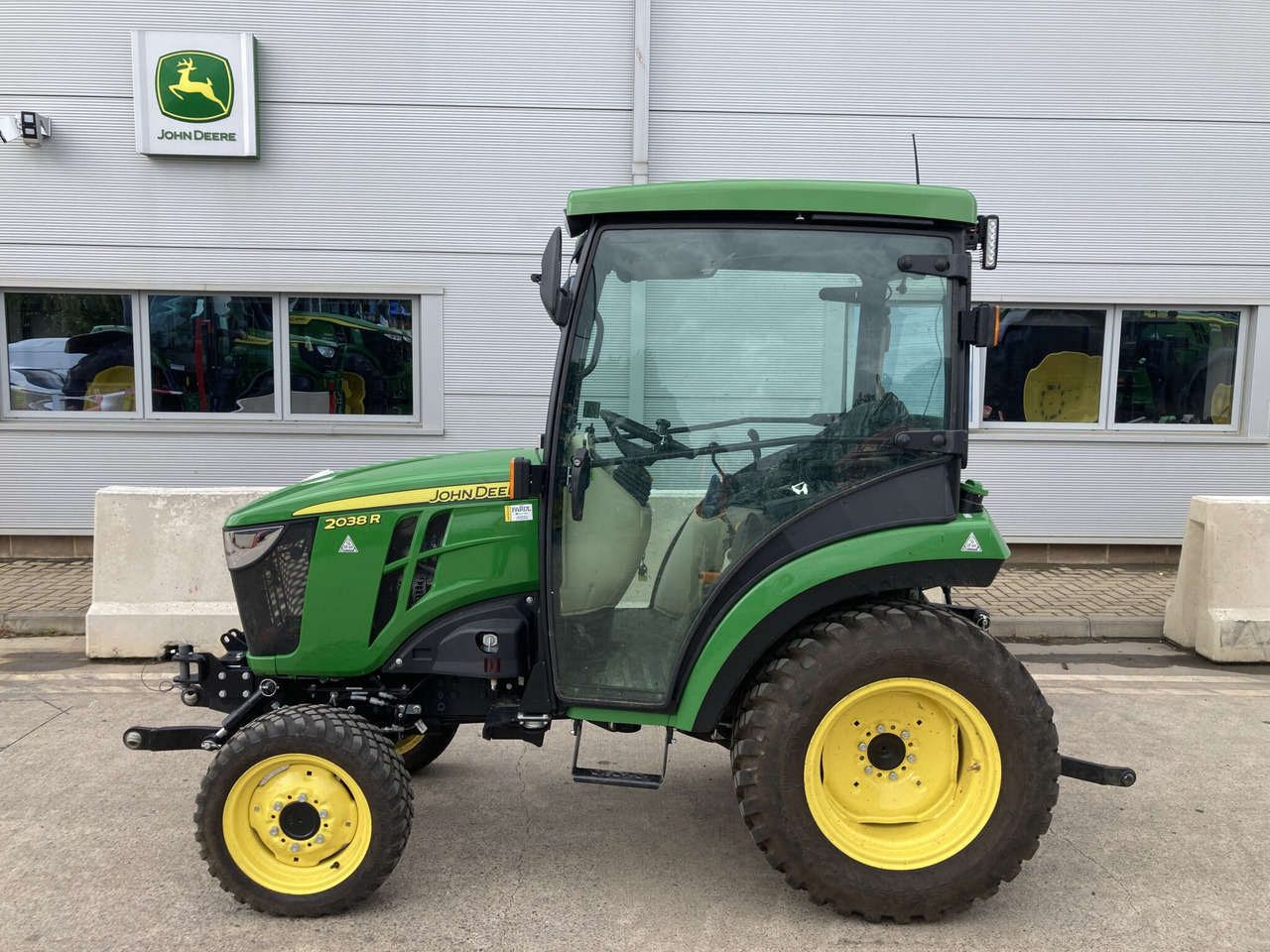 John Deere 2038R compact tractor - Mini traktor: slika 2 John Deere 2038R compact tractor - Mini traktor: slika 2