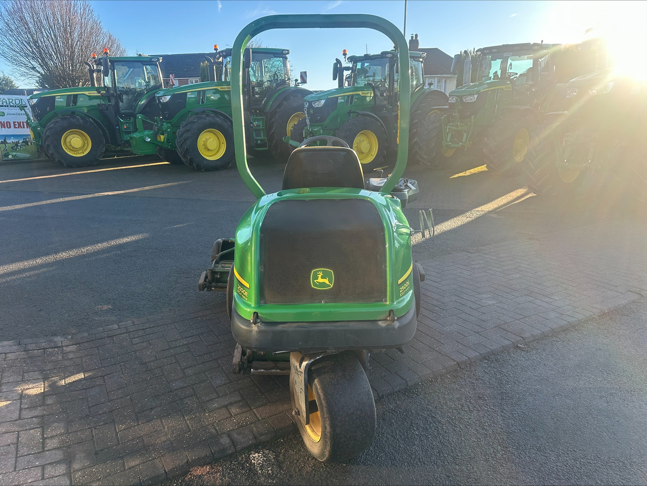 John Deere 2500E greens triple mower - Vrtna kosilnica: slika 4 John Deere 2500E greens triple mower - Vrtna kosilnica: slika 4