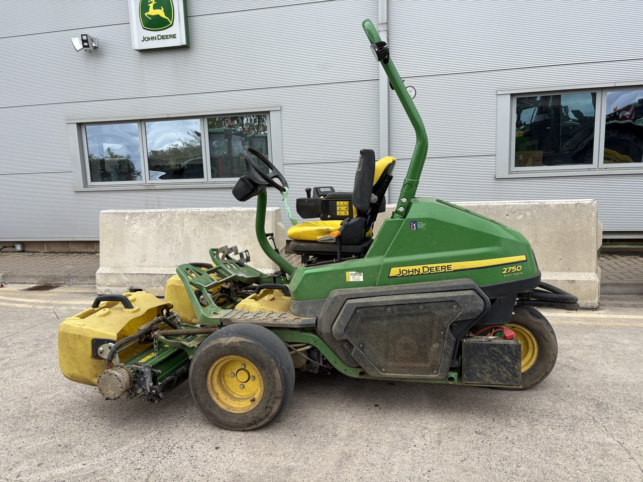 John Deere 2750E Triplex - Vrtna kosilnica: slika 1 John Deere 2750E Triplex - Vrtna kosilnica: slika 1