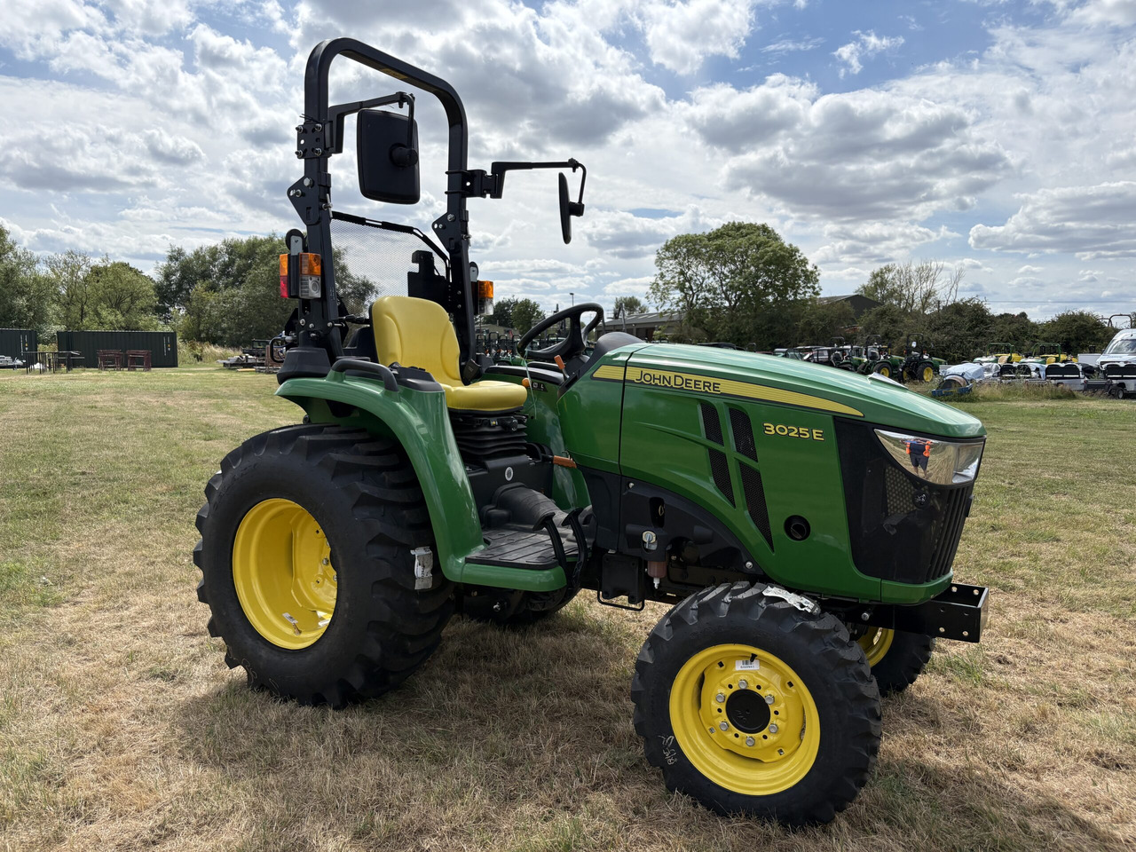 John Deere 3025E Compact Tractor - Mini traktor: slika 3 John Deere 3025E Compact Tractor - Mini traktor: slika 3