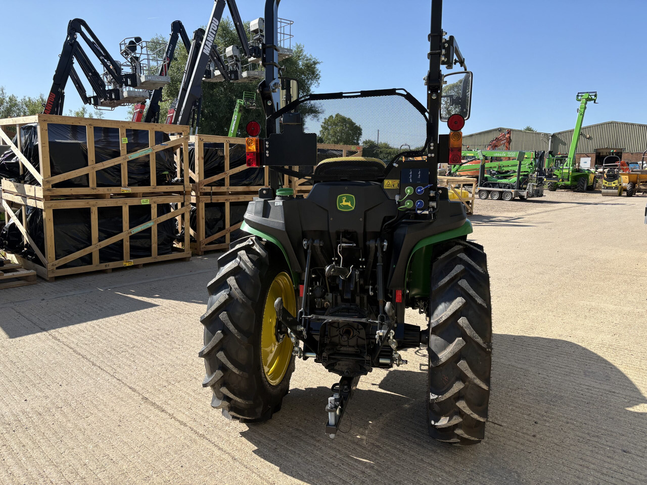 John Deere 3025E Compact Tractor - Mini traktor: slika 2 John Deere 3025E Compact Tractor - Mini traktor: slika 2