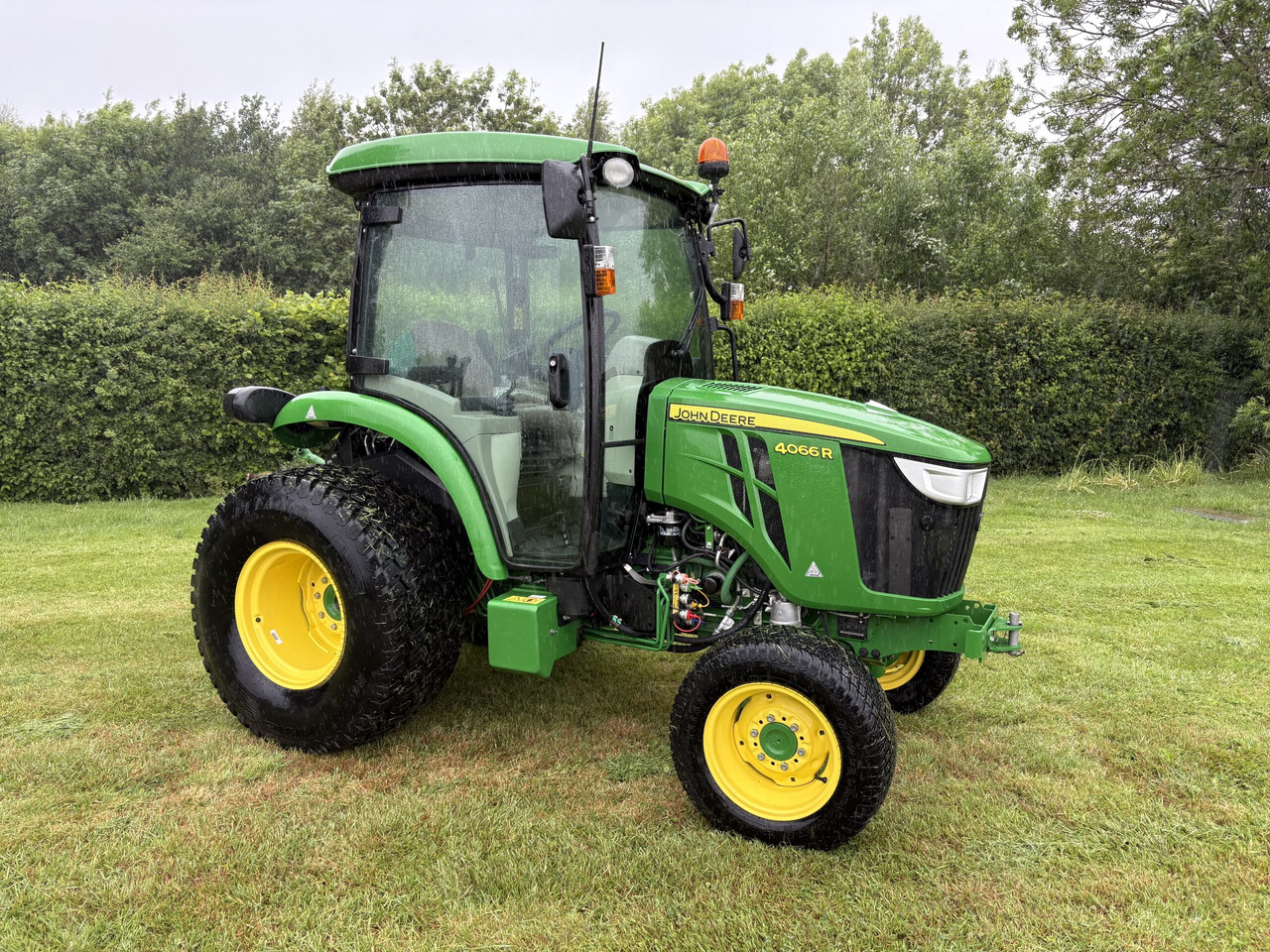 John Deere 4066R Compact Tractor - Mini traktor: slika 3 John Deere 4066R Compact Tractor - Mini traktor: slika 3