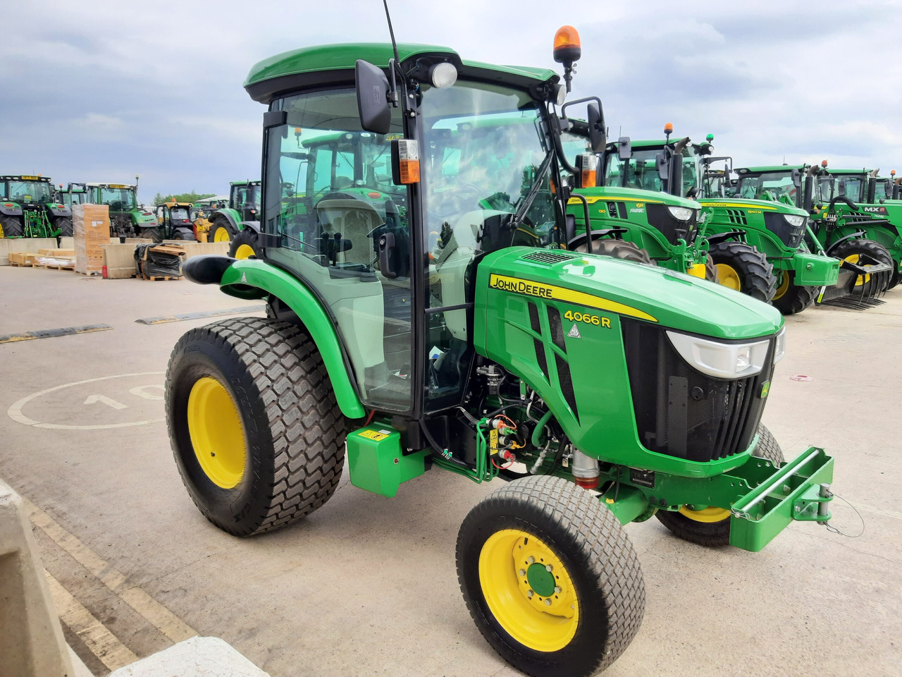 John Deere 4066R Compact Tractor - Mini traktor: slika 3 John Deere 4066R Compact Tractor - Mini traktor: slika 3