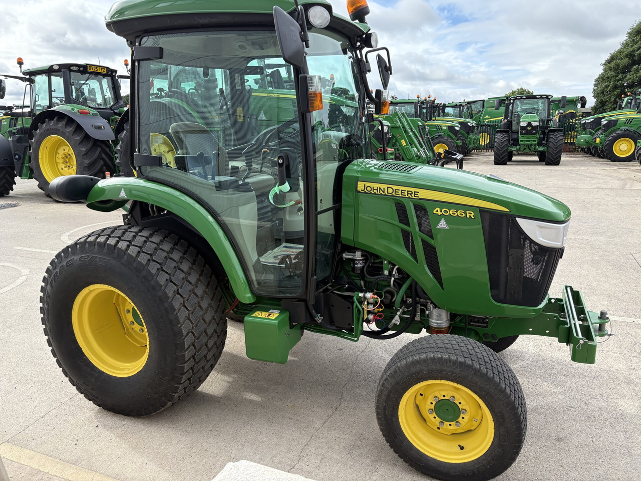 John Deere 4066R Compact Tractor - Mini traktor: slika 3 John Deere 4066R Compact Tractor - Mini traktor: slika 3