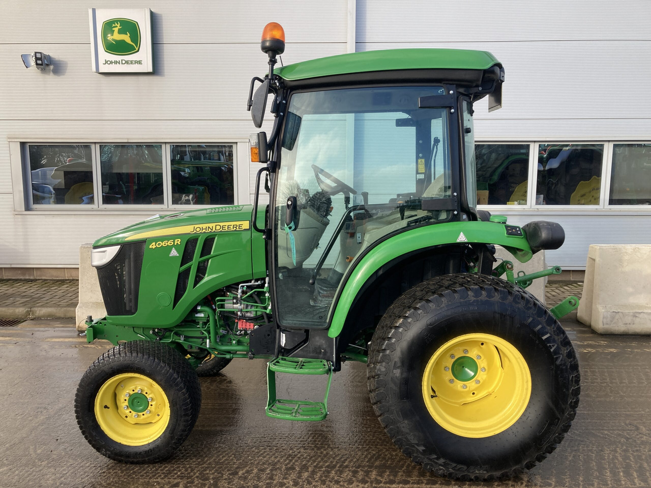 John Deere 4066R Compact Tractor - Mini traktor: slika 2 John Deere 4066R Compact Tractor - Mini traktor: slika 2