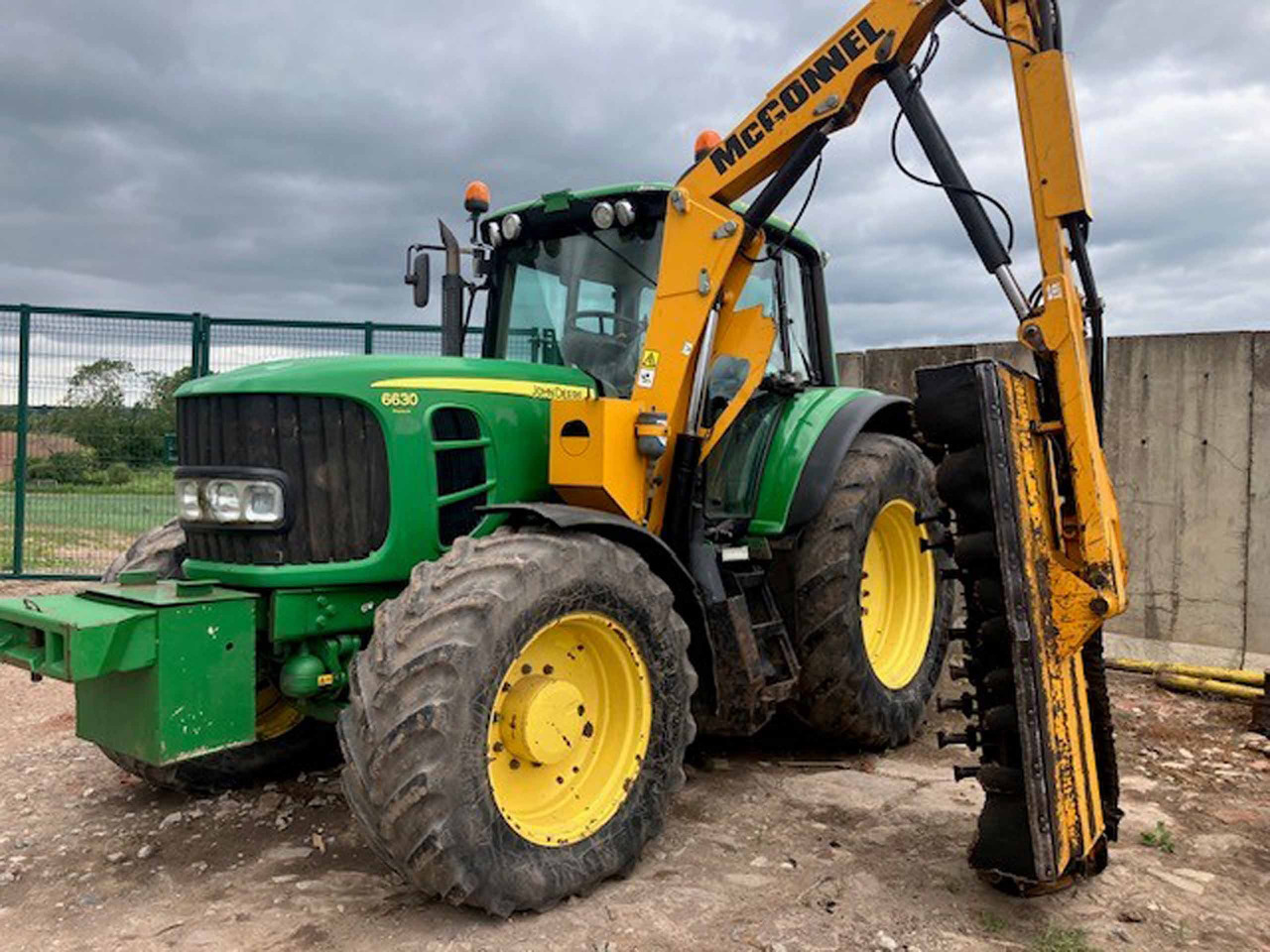 John Deere 6630 Premium + McConnel Mid mount hedgecutter - Traktor: slika 1 John Deere 6630 Premium + McConnel Mid mount hedgecutter - Traktor: slika 1
