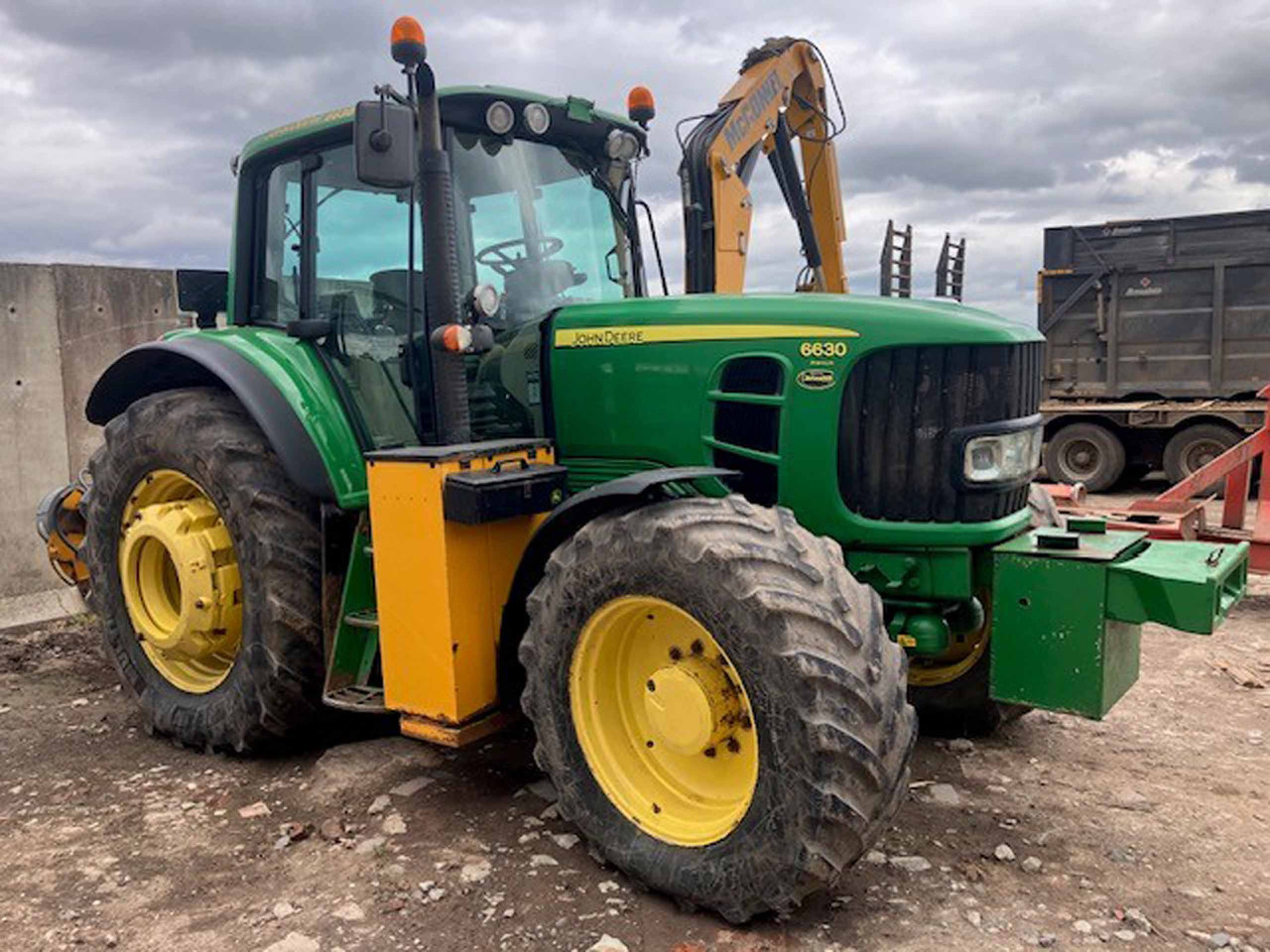 John Deere 6630 Premium + McConnel Mid mount hedgecutter - Traktor: slika 2 John Deere 6630 Premium + McConnel Mid mount hedgecutter - Traktor: slika 2