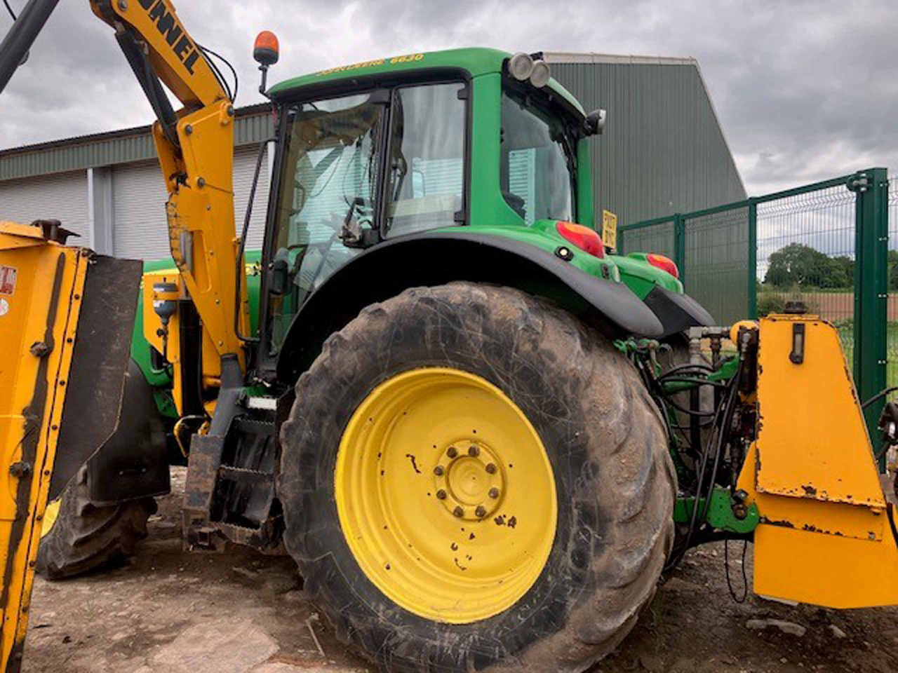 John Deere 6630 Premium + McConnel Mid mount hedgecutter - Traktor: slika 3 John Deere 6630 Premium + McConnel Mid mount hedgecutter - Traktor: slika 3