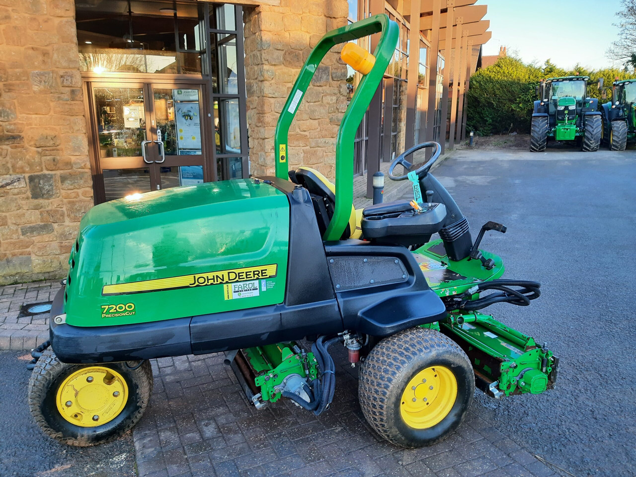 John Deere 7200 utility triple mower - Vrtna kosilnica: slika 4 John Deere 7200 utility triple mower - Vrtna kosilnica: slika 4