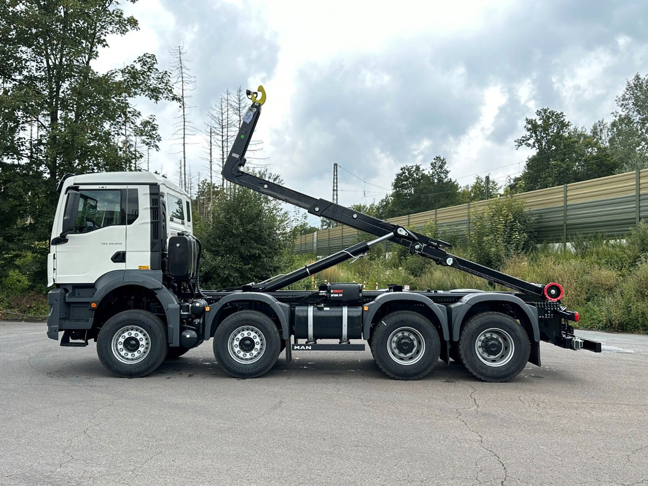 MAN TGS 35.520 8x4 Euro6e MultiLift 25s59 - Kotalni prekucni tovornjak: slika 4 MAN TGS 35.520 8x4 Euro6e MultiLift 25s59 - Kotalni prekucni tovornjak: slika 4