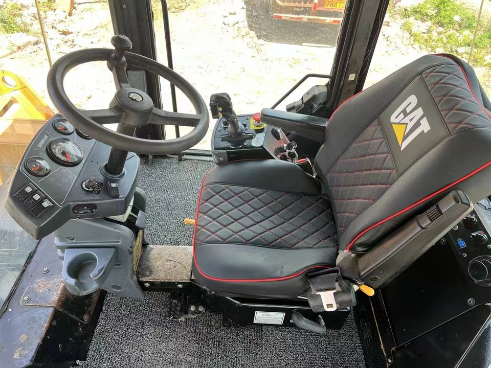 Caterpillar CB564D Double Drum Road Roller 7 Ton Weight With Core Components Engine and Bearing Essential Road Machinery - Cestni valjar: slika 5 Caterpillar CB564D Double Drum Road Roller 7 Ton Weight With Core Components Engine and Bearing Essential Road Machinery - Cestni valjar: slika 5