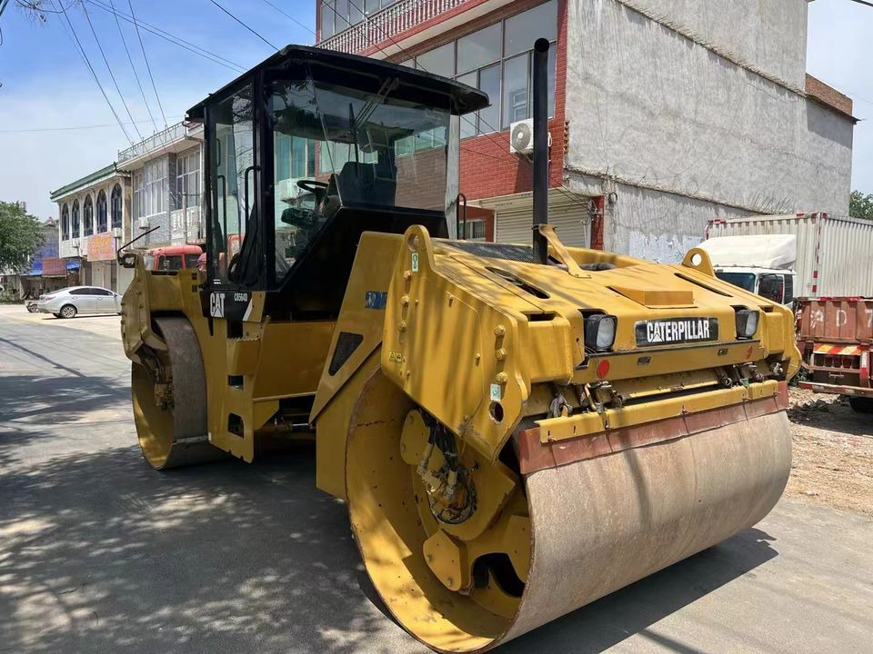 Caterpillar CB564D Double Drum Road Roller 7 Ton Weight With Core Components Engine and Bearing Essential Road Machinery - Cestni valjar: slika 3 Caterpillar CB564D Double Drum Road Roller 7 Ton Weight With Core Components Engine and Bearing Essential Road Machinery - Cestni valjar: slika 3