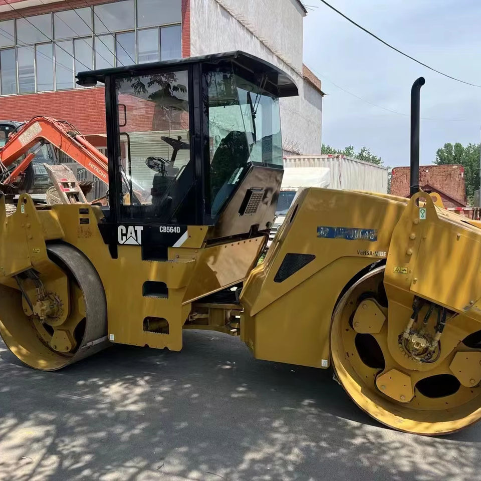 Caterpillar CB564D Double Drum Road Roller 7 Ton Weight With Core Components Engine and Bearing Essential Road Machinery - Cestni valjar: slika 1 Caterpillar CB564D Double Drum Road Roller 7 Ton Weight With Core Components Engine and Bearing Essential Road Machinery - Cestni valjar: slika 1