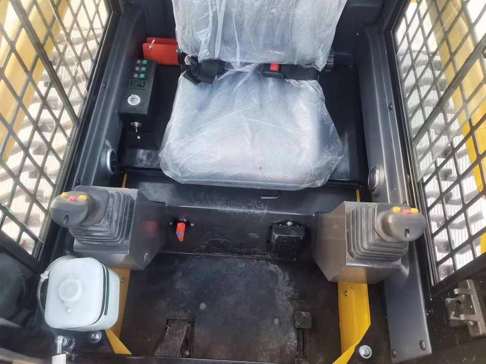 Hot Sale Used CATERPILLAR 277D Front Loader Multi-Terrain Skid Loader With Core Components Engine Motor Pump - Kompaktni nakladalnik na gosenicah: slika 5 Hot Sale Used CATERPILLAR 277D Front Loader Multi-Terrain Skid Loader With Core Components Engine Motor Pump - Kompaktni nakladalnik na gosenicah: slika 5