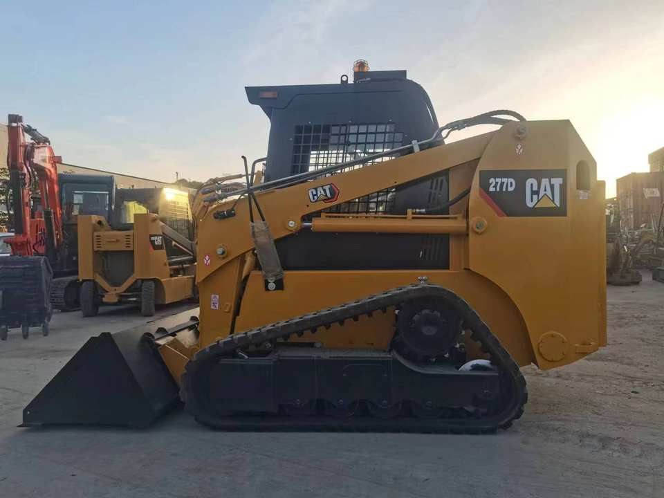 Hot Sale Used CATERPILLAR 277D Front Loader Multi-Terrain Skid Loader With Core Components Engine Motor Pump - Kompaktni nakladalnik na gosenicah: slika 3 Hot Sale Used CATERPILLAR 277D Front Loader Multi-Terrain Skid Loader With Core Components Engine Motor Pump - Kompaktni nakladalnik na gosenicah: slika 3