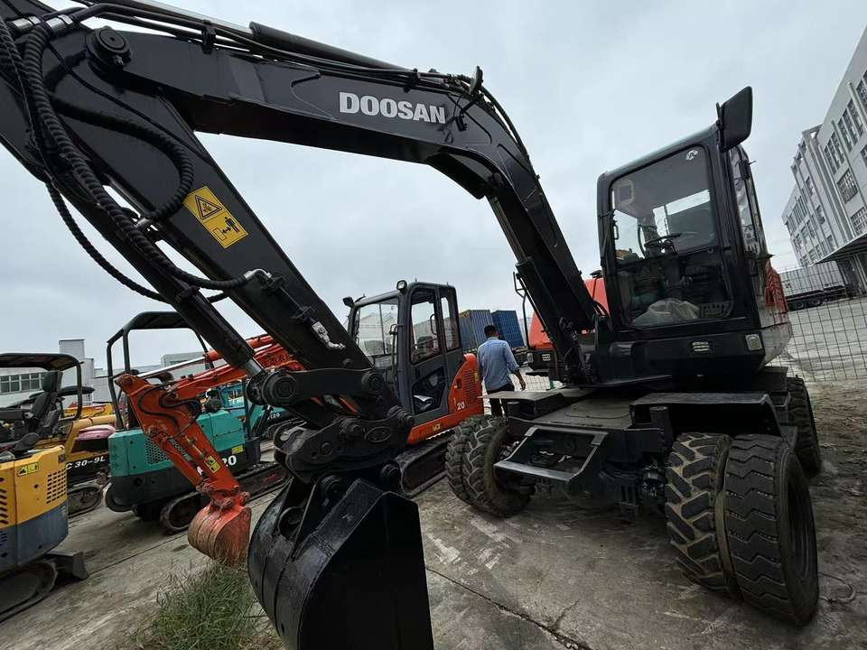 Hot Sale Used Doosan Dx75 Small 7.5t Wheel Excavator South Korea DX75 Mini Excavator for Sale Good Condition - Bager goseničar: slika 2 Hot Sale Used Doosan Dx75 Small 7.5t Wheel Excavator South Korea DX75 Mini Excavator for Sale Good Condition - Bager goseničar: slika 2