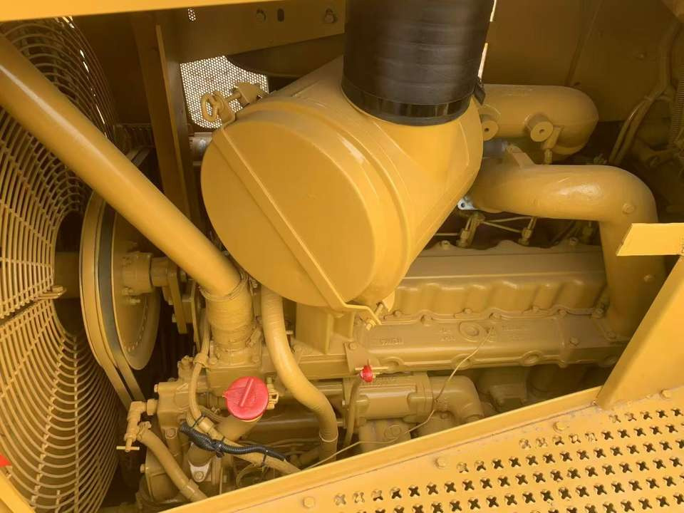 Used Machinery Caterpillar CAT D8R Bulldozer With Ripper Construction & Building Machinery Second Hand - Buldožer: slika 4 Used Machinery Caterpillar CAT D8R Bulldozer With Ripper Construction & Building Machinery Second Hand - Buldožer: slika 4