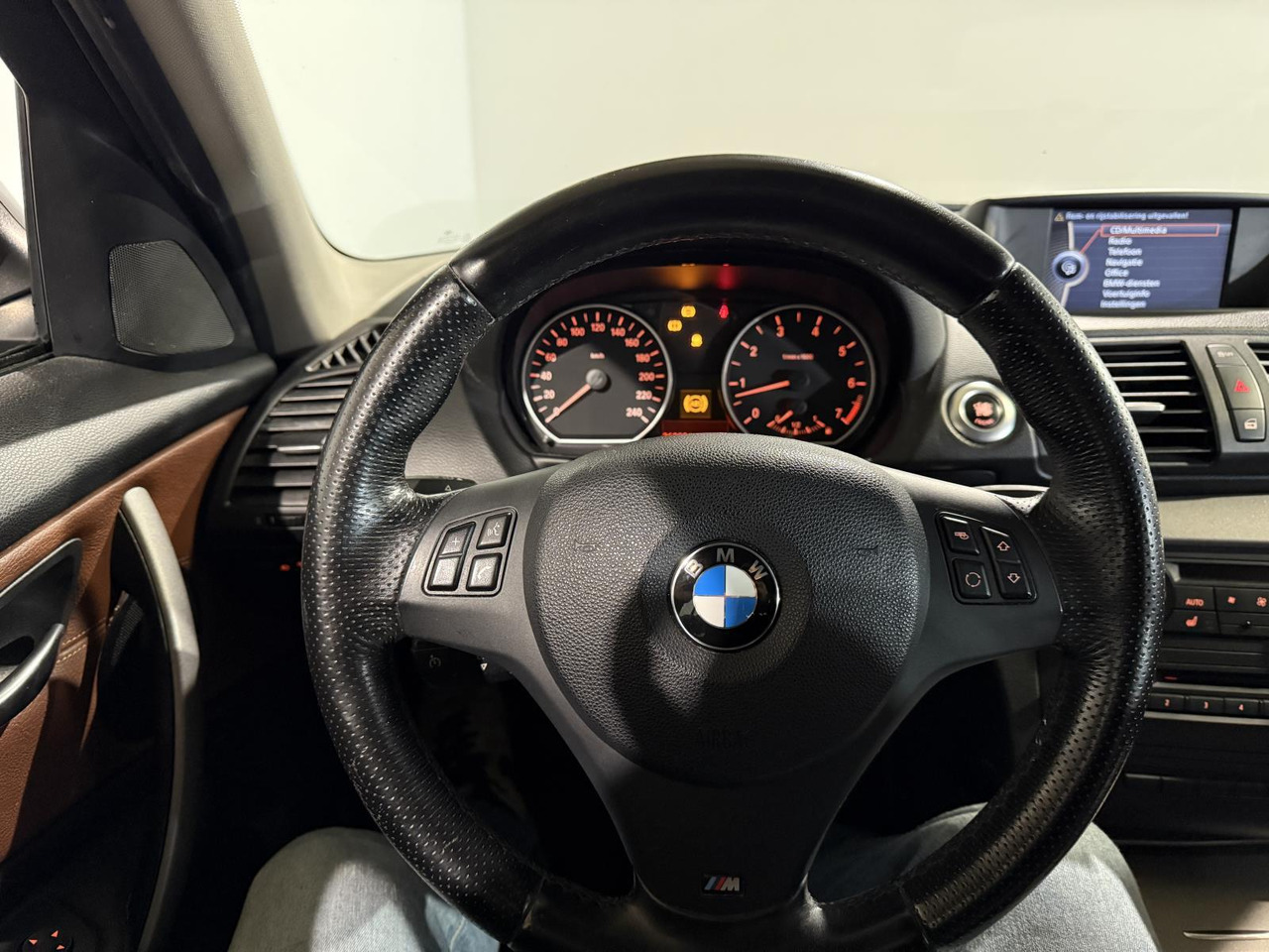 BMW | 1-serie | 116i EffDyn. Ed. Business Line Ultimate Edition | 2011 | 263.221 km | 05RHG5 | Logisch - Kombilimuzina: slika 4 BMW | 1-serie | 116i EffDyn. Ed. Business Line Ultimate Edition | 2011 | 263.221 km | 05RHG5 | Logisch - Kombilimuzina: slika 4