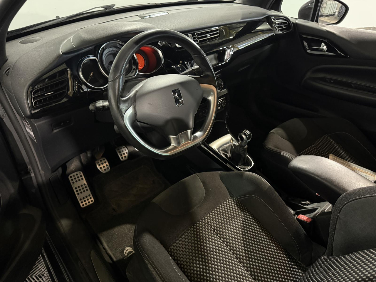 Citroen DS3 1.6 e-HDi So Chic | 2012 | 277.448 km | 14-XLR-7 - Kombilimuzina: slika 4 Citroen DS3 1.6 e-HDi So Chic | 2012 | 277.448 km | 14-XLR-7 - Kombilimuzina: slika 4