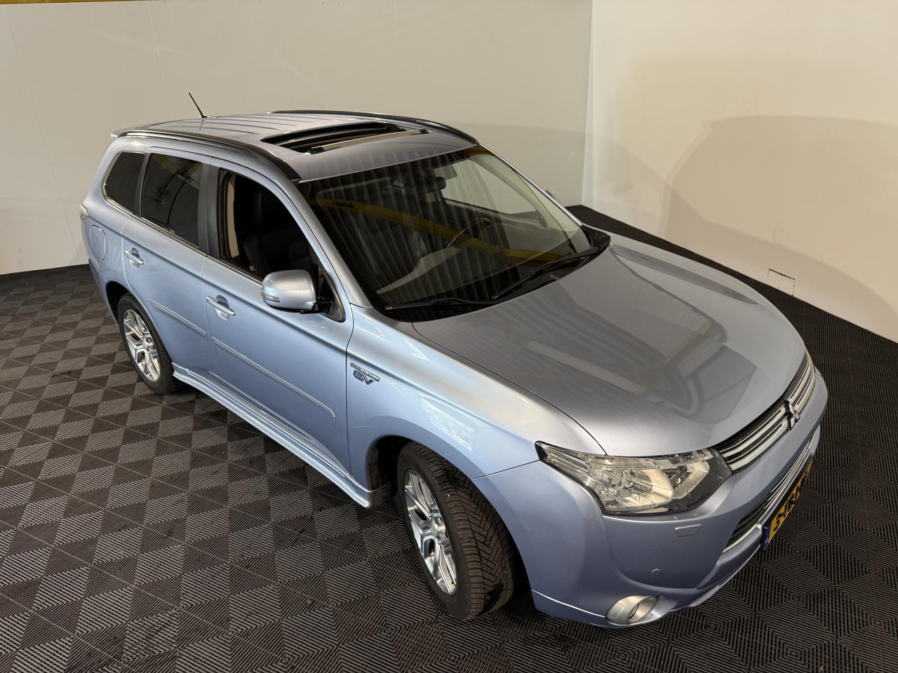Mitsubishi Outlander 2.0 PHEV Instyle |2013 | 268.145 km | 3-TBJ-10 - SUV: slika 2 Mitsubishi Outlander 2.0 PHEV Instyle |2013 | 268.145 km | 3-TBJ-10 - SUV: slika 2