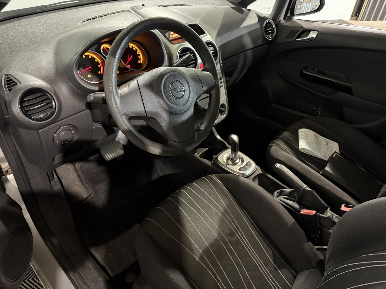 Opel | Corsa | 1.2-16V Cosmo Automaat | 2009 | 245.713 km | 45TJL8 | Geen oordeel - Kombilimuzina: slika 3 Opel | Corsa | 1.2-16V Cosmo Automaat | 2009 | 245.713 km | 45TJL8 | Geen oordeel - Kombilimuzina: slika 3