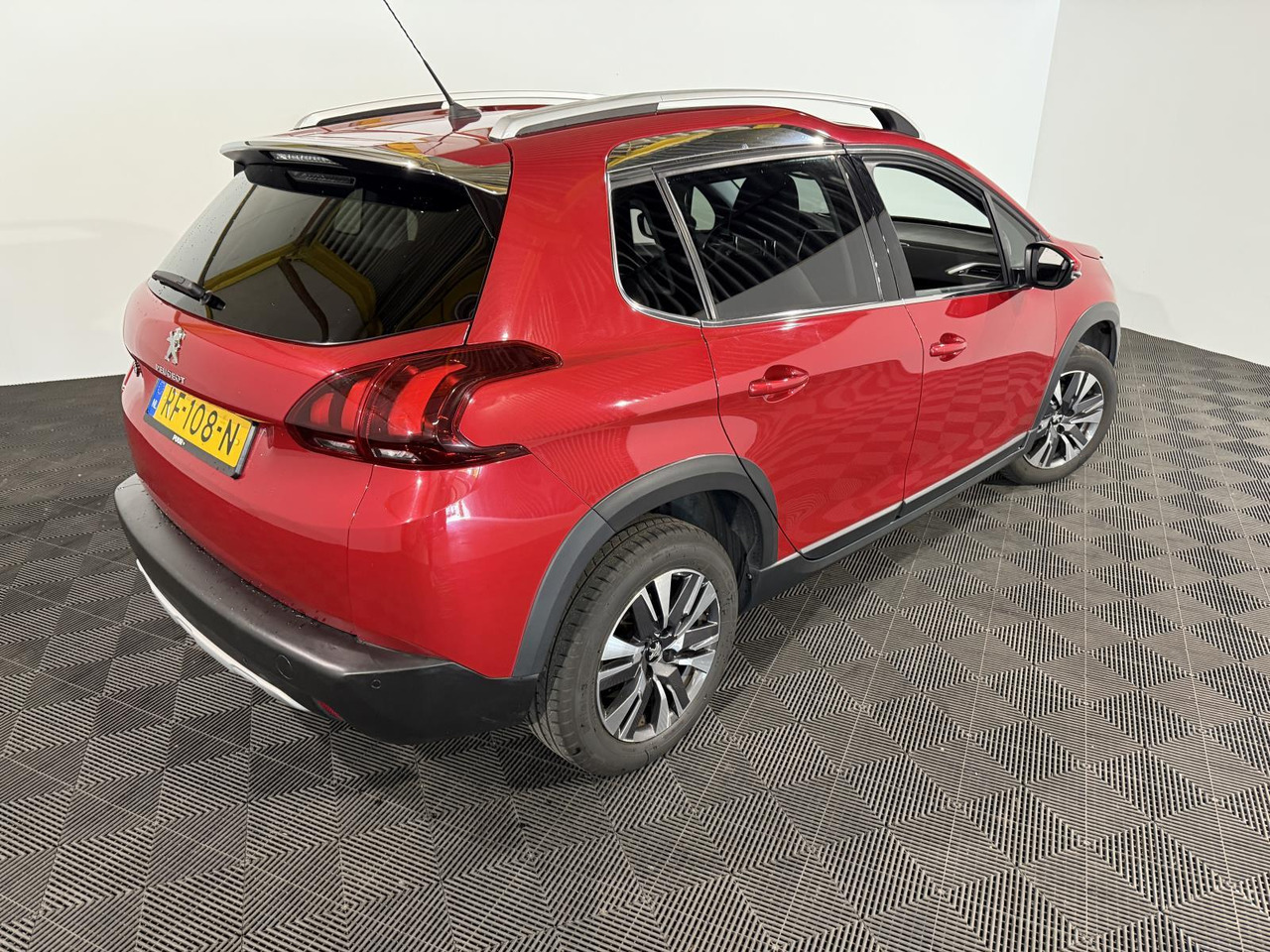 Peugeot 2008 1.2 PureTech Blue Lease Executive RF-108-N 141.645 km - Avtomobil: slika 5 Peugeot 2008 1.2 PureTech Blue Lease Executive RF-108-N 141.645 km - Avtomobil: slika 5