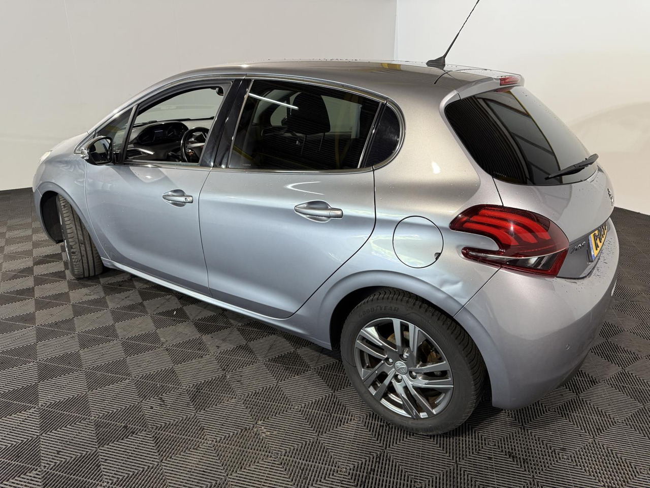 Peugeot | 208 | 1.5 BlueHDi Blue Lease Allure | 2019 | 183.354 km | R049BT | Geen oordeel - Kombilimuzina: slika 3 Peugeot | 208 | 1.5 BlueHDi Blue Lease Allure | 2019 | 183.354 km | R049BT | Geen oordeel - Kombilimuzina: slika 3