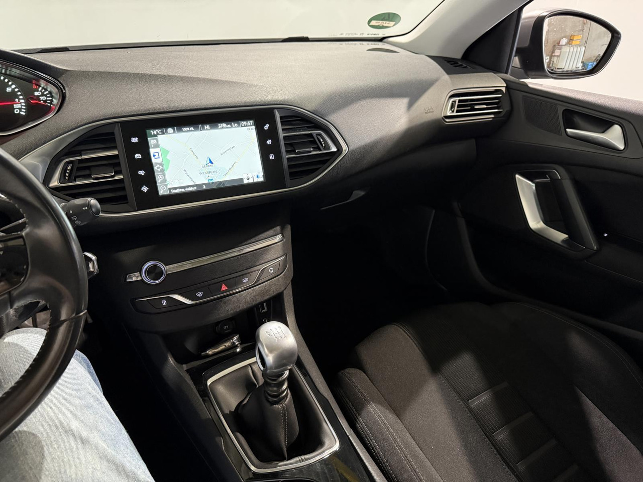 Peugeot | 308 SW | 1.2 e-THP Allure | 2015 | 158.352 km | 6ZJS05 | Logisch - Avtomobil: slika 2 Peugeot | 308 SW | 1.2 e-THP Allure | 2015 | 158.352 km | 6ZJS05 | Logisch - Avtomobil: slika 2