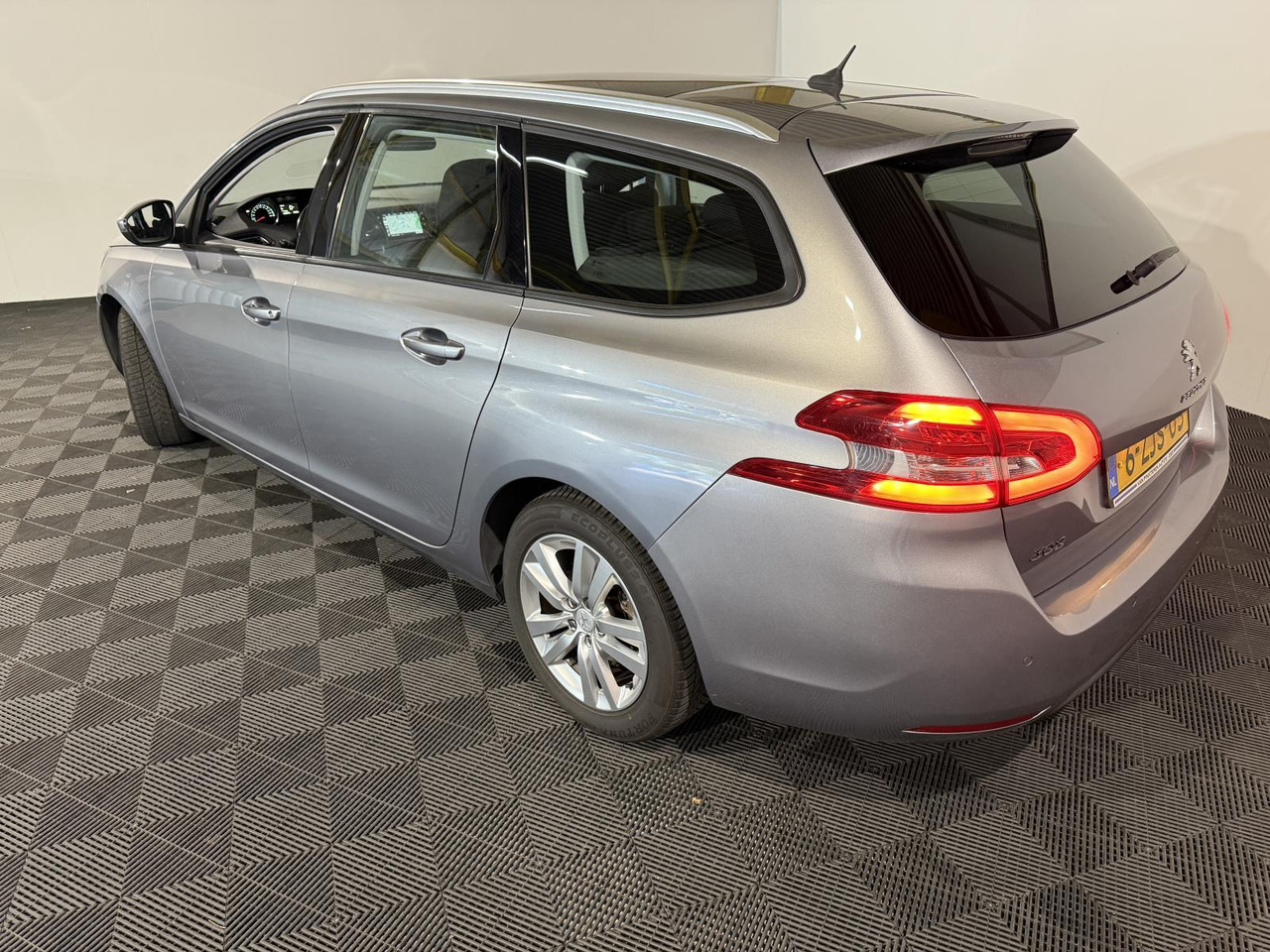 Peugeot | 308 SW | 1.2 e-THP Allure | 2015 | 158.352 km | 6ZJS05 | Logisch - Avtomobil: slika 5 Peugeot | 308 SW | 1.2 e-THP Allure | 2015 | 158.352 km | 6ZJS05 | Logisch - Avtomobil: slika 5