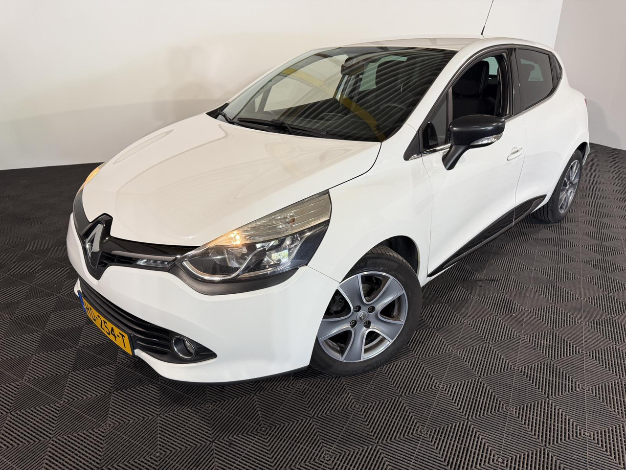 Renault Clio 0.9 TCe ECO Night&Day | 2015 | 170.065 km | HD-254 T - Kombilimuzina: slika 1 Renault Clio 0.9 TCe ECO Night&Day | 2015 | 170.065 km | HD-254 T - Kombilimuzina: slika 1