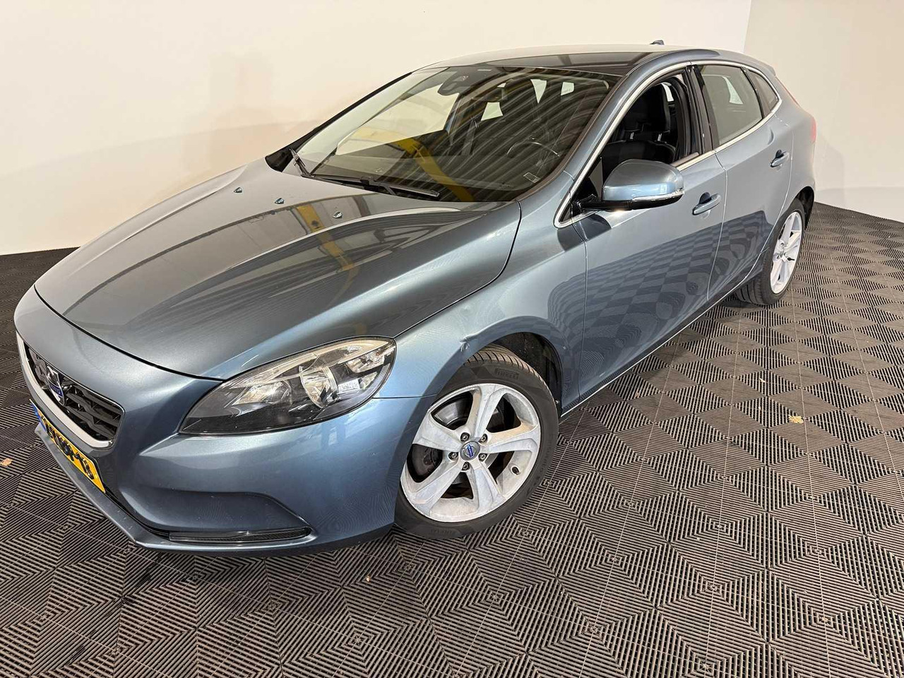 Volvo V40 1.6 T3 Momentum 2-KBP-13 210.566 km - Avtomobil: slika 1 Volvo V40 1.6 T3 Momentum 2-KBP-13 210.566 km - Avtomobil: slika 1