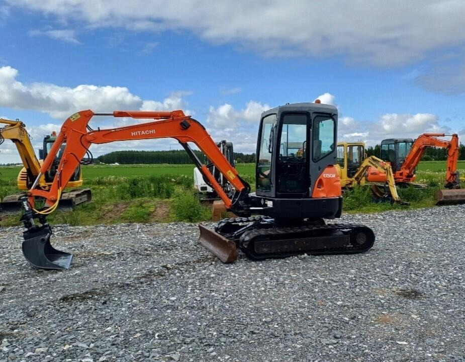Hitachi EX50U kallistuvalla liittimellä - Mini bager: slika 1 Hitachi EX50U kallistuvalla liittimellä - Mini bager: slika 1