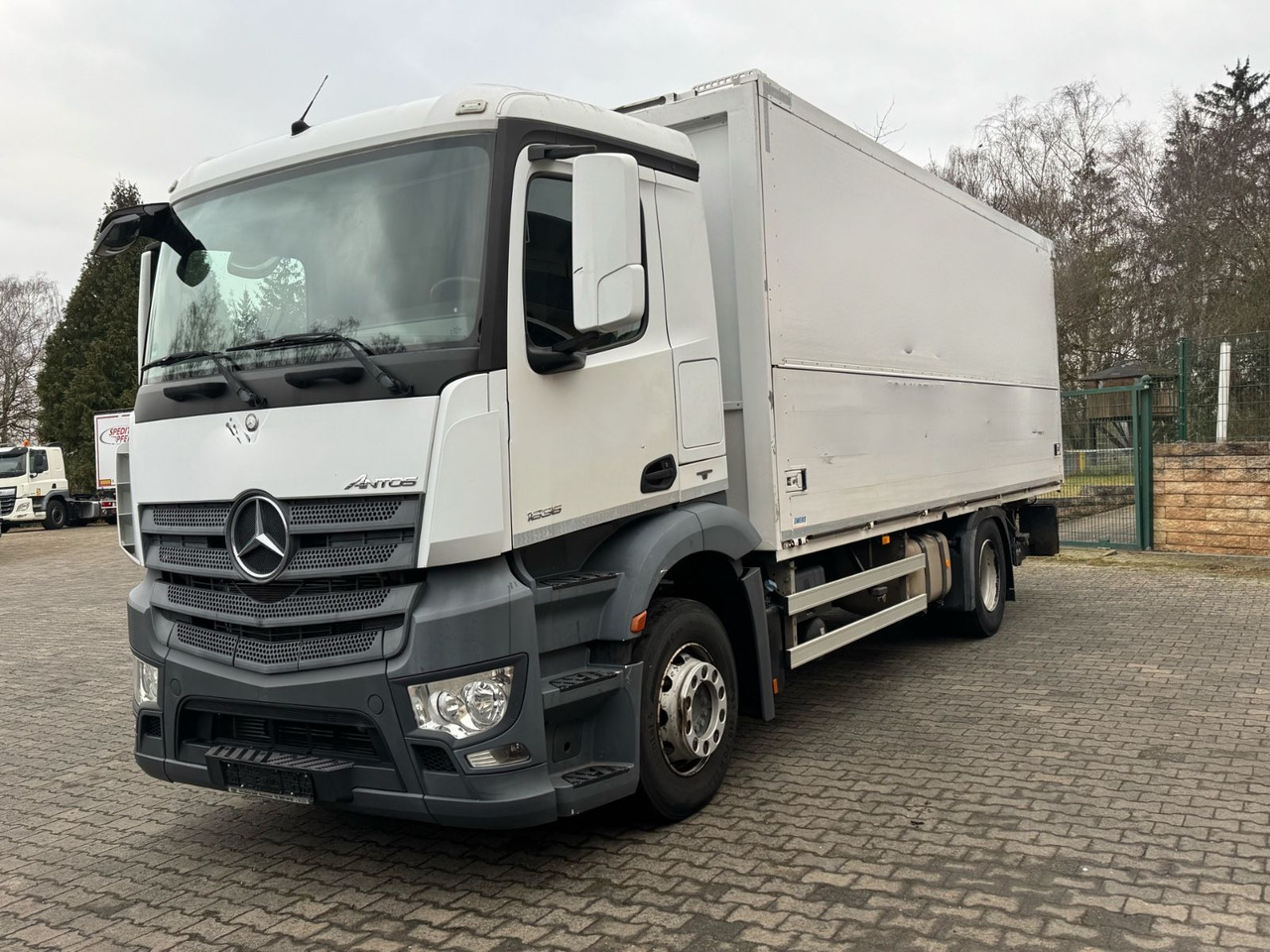 Mercedes-Benz Antos 1836L/4x2/2t.LBW/2xAHK/aus.1Hand/16.Pal. - Tovornjak za prevoz pijač: slika 3 Mercedes-Benz Antos 1836L/4x2/2t.LBW/2xAHK/aus.1Hand/16.Pal. - Tovornjak za prevoz pijač: slika 3