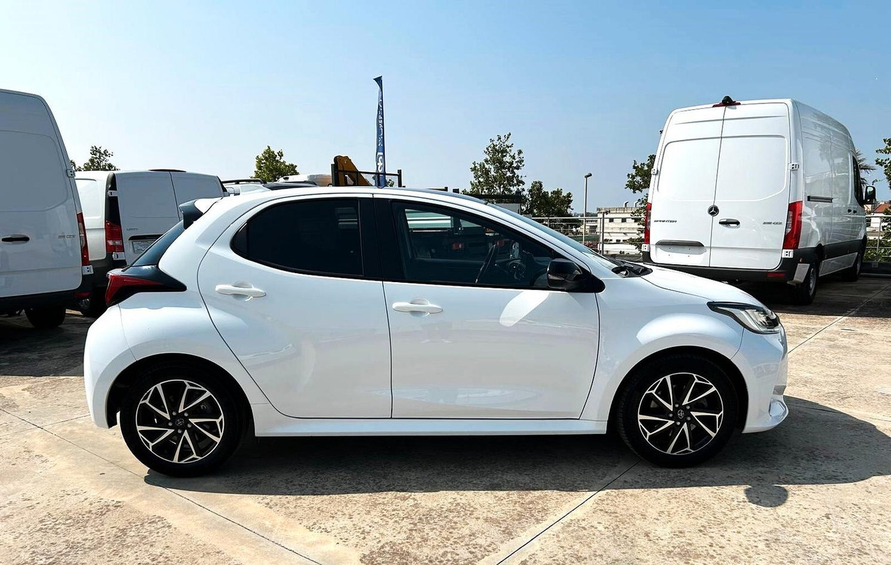Toyota Yaris 1.5 Hybrid 5 porte Lounge - Limuzina: slika 4 Toyota Yaris 1.5 Hybrid 5 porte Lounge - Limuzina: slika 4