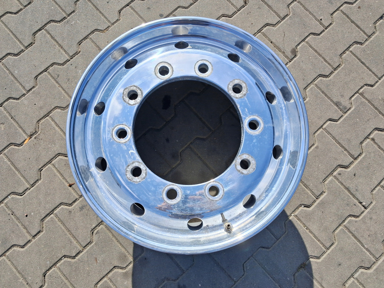 FELGA ALUMINIOWA ALCOA PRZÓD SZEROKA POLEROWANA 22,5 X 11,75 ET 120 TIR - Platišče za Tovornjak: slika 2 FELGA ALUMINIOWA ALCOA PRZÓD SZEROKA POLEROWANA 22,5 X 11,75 ET 120 TIR - Platišče za Tovornjak: slika 2