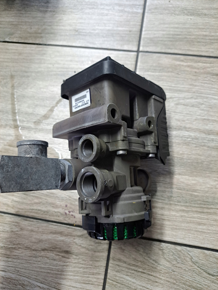 KNORR-BREMSE ZAWÓR PNEUMATYCZNY MODULATOR EBS PRZÓD FORD F-MAX CARGO EURO 6 - Zavorni ventil za Tovornjak: slika 2 KNORR-BREMSE ZAWÓR PNEUMATYCZNY MODULATOR EBS PRZÓD FORD F-MAX CARGO EURO 6 - Zavorni ventil za Tovornjak: slika 2