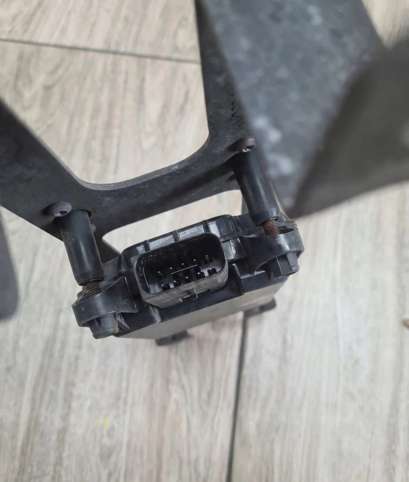 RADAR DISTRONIK CZUJNIK SENSOR MOCOWANIE FORD F-MAX 500 TRUCKS EURO 6 K096653H001 575127535 JC46 9G853 BC - Senzor: slika 2 RADAR DISTRONIK CZUJNIK SENSOR MOCOWANIE FORD F-MAX 500 TRUCKS EURO 6 K096653H001 575127535 JC46 9G853 BC - Senzor: slika 2